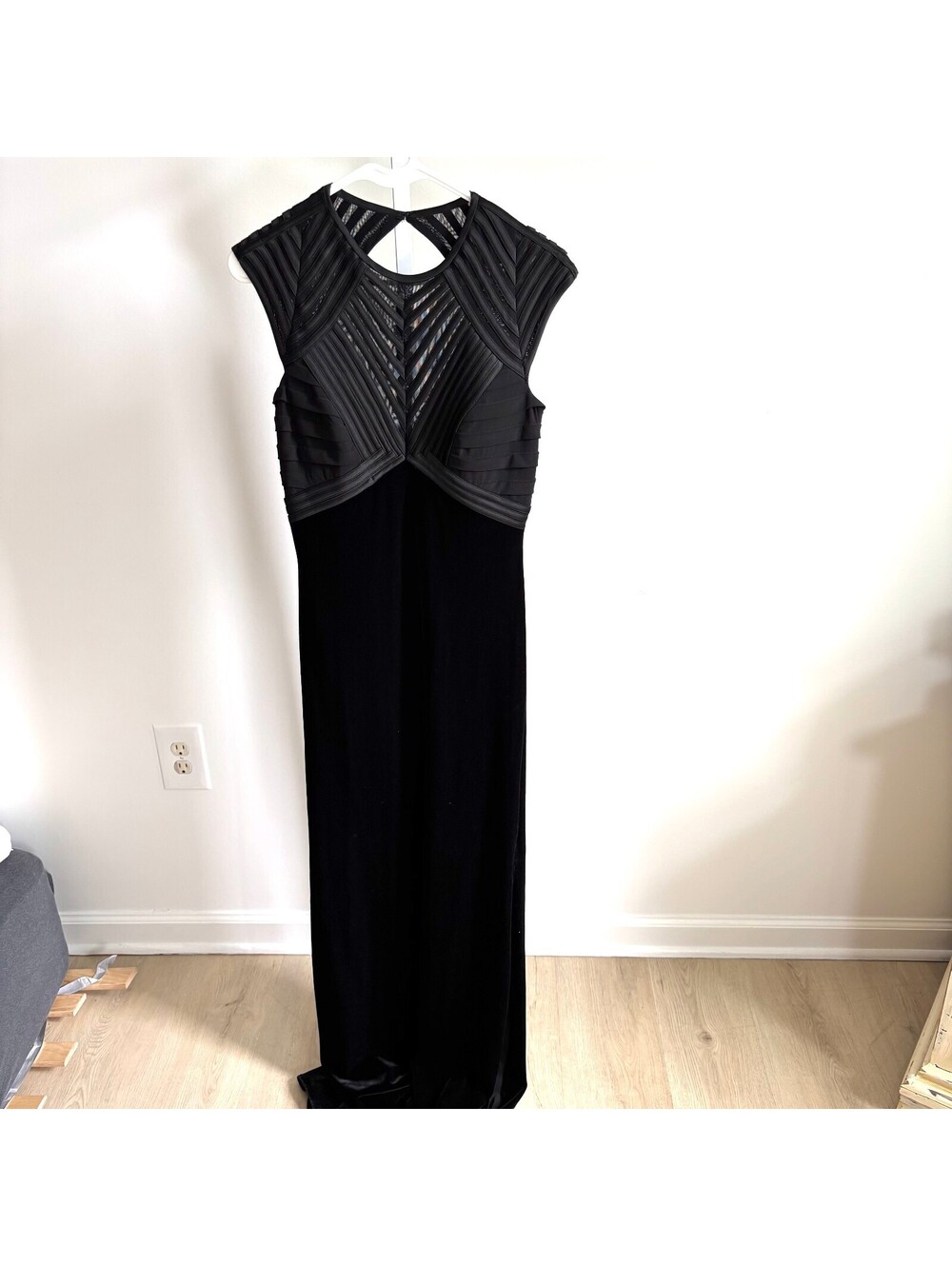 Betsy Adam EUC Women's Black Velvet Evening Gown Geo Mesh Bodice Size 4
